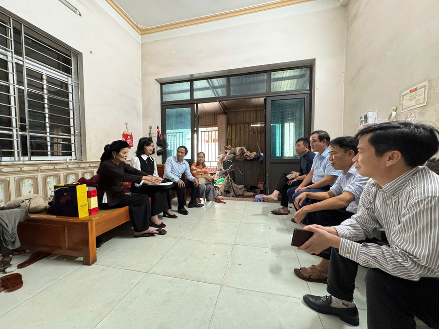 Bà Nguyễn Thị Việt (đầu tiên bìa trái) - mẹ của chị Nguyễn Thị Khanh trình bày về bệnh tình của chị Khanh. yl3.jpg