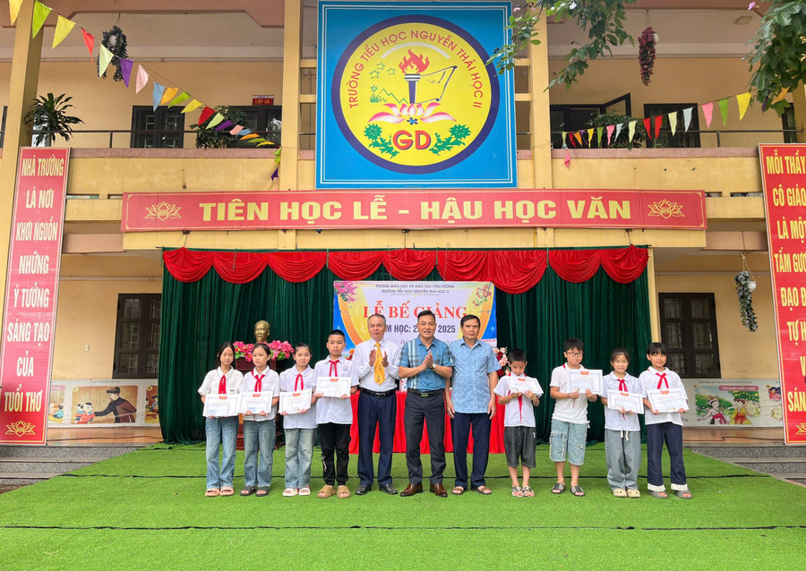 Hoạt động khen thưởng học sinh nhân dịp bế giảng năm học.