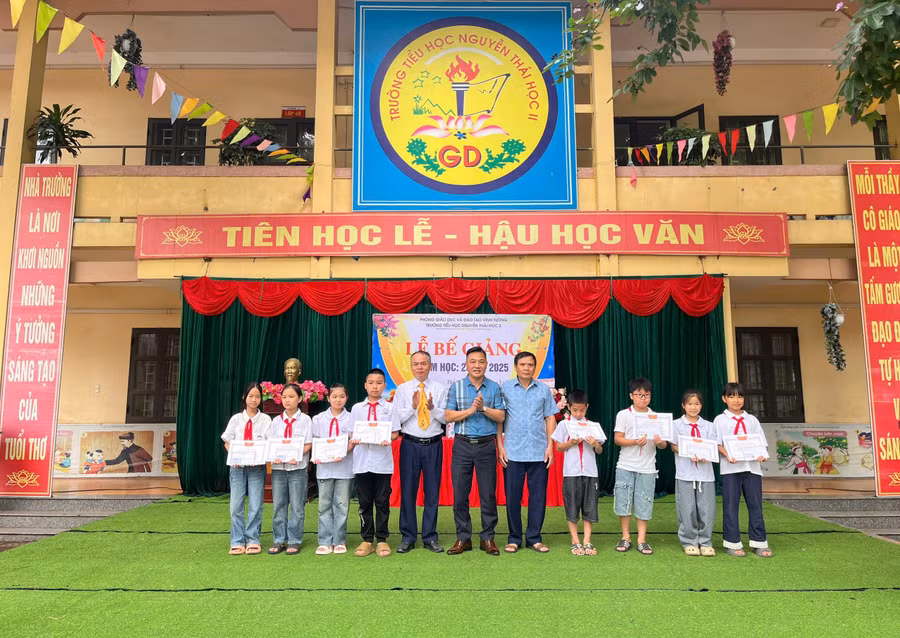 Hoạt động khen thưởng học sinh nhân dịp bế giảng năm học.