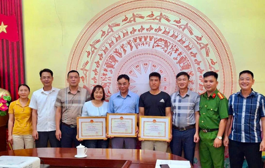 Khen thưởng đột xuất cán bộ trạm y tế và công dân kịp thời cứu nữ sinh lớp 9 đuối nước.