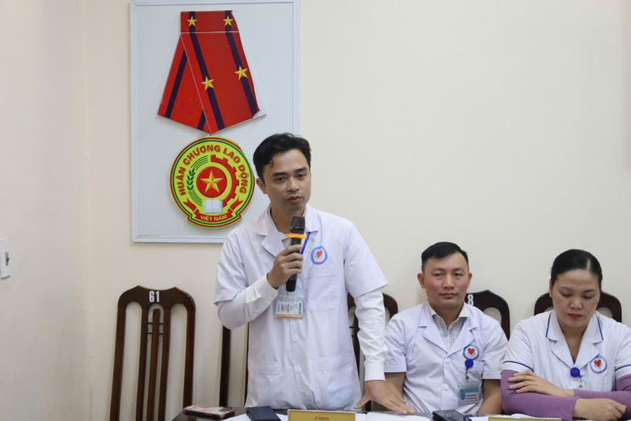 Cán bộ Trung tâm nêu ý kiến tại buổi làm việc. y-kien.jpg
