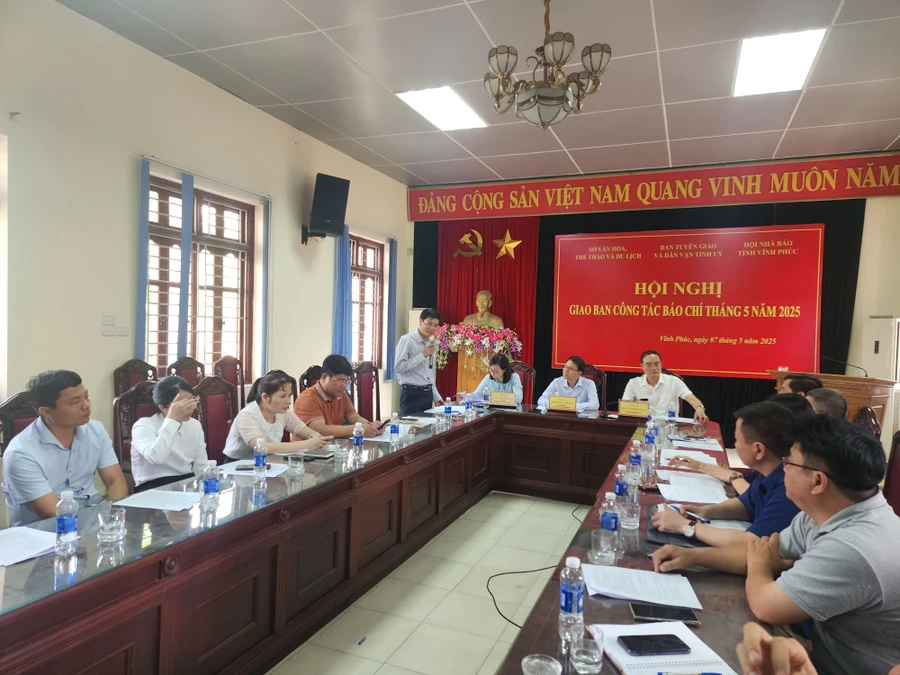 Đại diện Sở Nội vụ Vĩnh Phúc thông tin tại buổi giao ban báo chí.