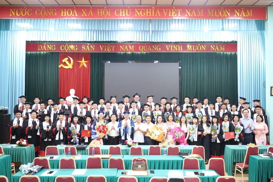 Đại biểu chụp ảnh cùng các tân cử nhân. l1.jpg
