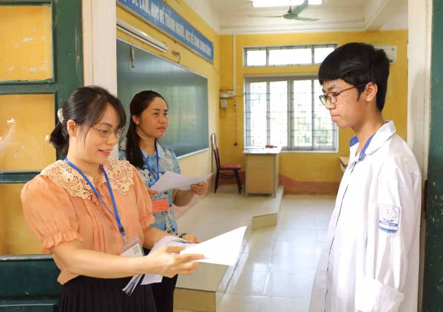 Thí sinh chuẩn bị vào phòng thi tại Hội đồng coi thi Trường THPT Nguyễn Thái Học (TP Vĩnh Yên).