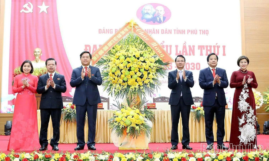 Ông Đặng Xuân Phong, Bí thư Tỉnh ủy tặng hoa chúc mừng Đại hội đại biểu Đảng bộ UBND tỉnh Phú Thọ lần thứ I. (Ảnh: Báo Phú Thọ) bt0pt.jpg