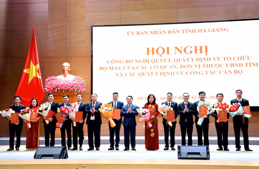 Lãnh đạo tỉnh Hà Giang trao Quyết định, tặng hoa chúc mừng các đơn vị được thành lập, tổ chức lại.