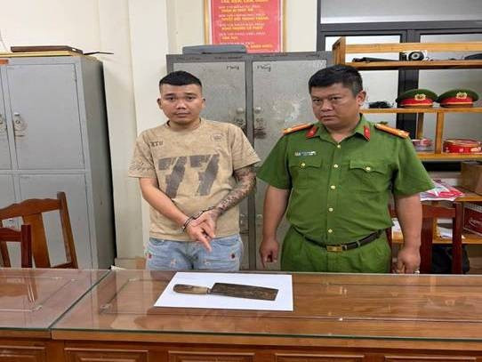 Dương Hữu Ninh và hung khí gây án. Ảnh: Công an tỉnh Phú Thọ.