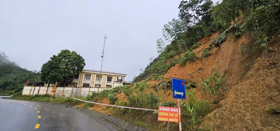 Sạt lở đất có nguy cơ tiếp diễn tại khu vực trụ sở UBND xã Trung Sơn.