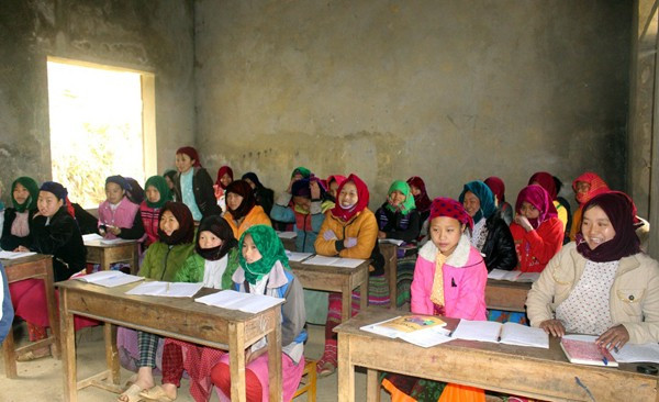 Các học viên đủ mọi lứa tuổi ở lớp xoá mù chữ của xã Sà Phìn, Tuyên Quang