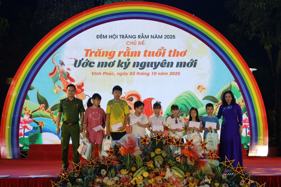 Lãnh đạo Phòng Văn hóa và Công an phường tặng quà cho học sinh Vượt khó đến trường tt5.jpg