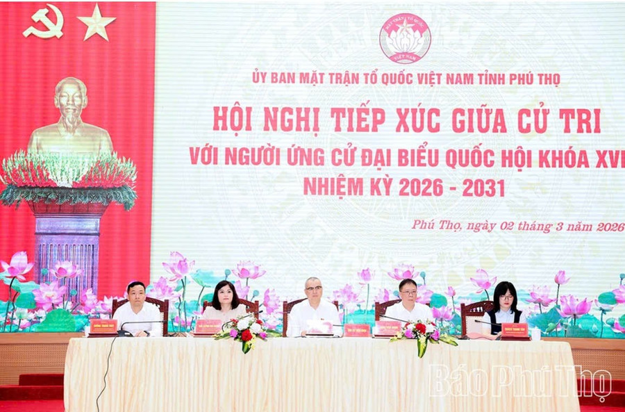 Cô Quách Thanh Vân (ngoài cùng bìa phải) tại hội nghị tiếp xúc cử tri.