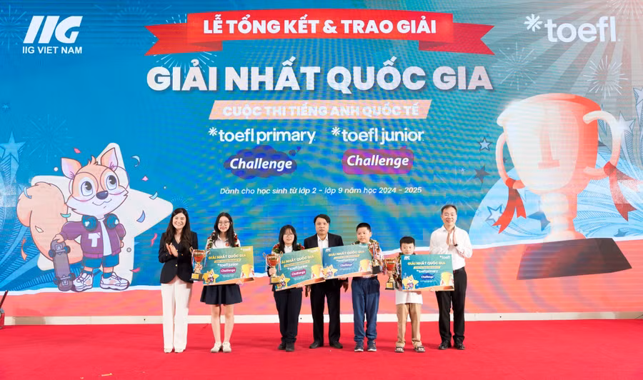 Kiểu Đức Thịnh (thứ 3 từ phải qua) đạt giải Nhất khối 4-5 cuộc thi TOEFL Primary Challenge.