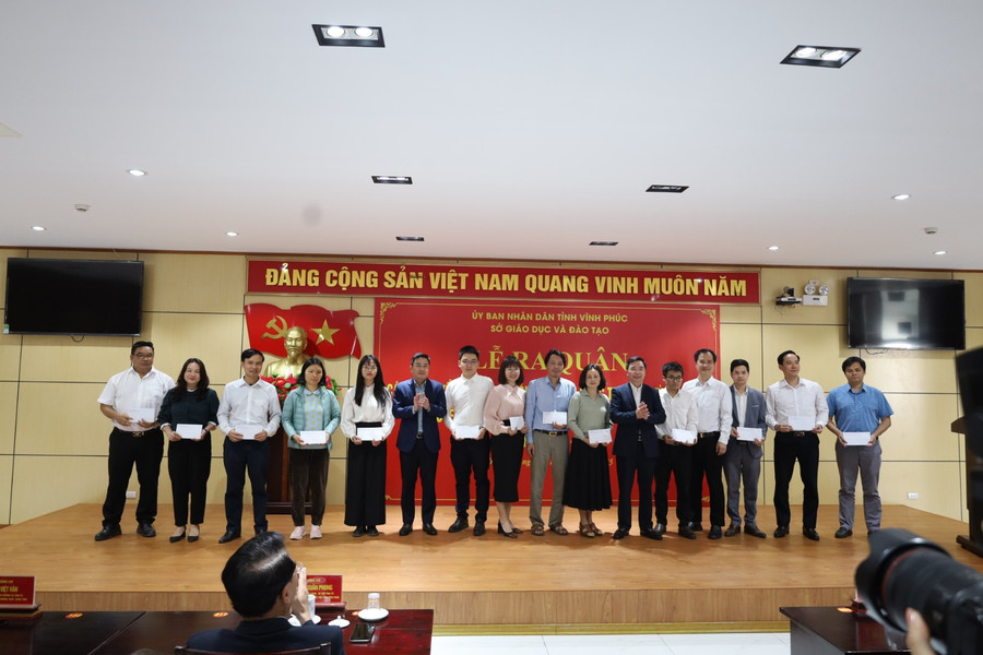 Phó Bí thư Tỉnh ủy Vĩnh Phúc và Phó Chủ UBND tỉnh trao quà động viên giáo viên hướng dẫn. img-6510.jpg