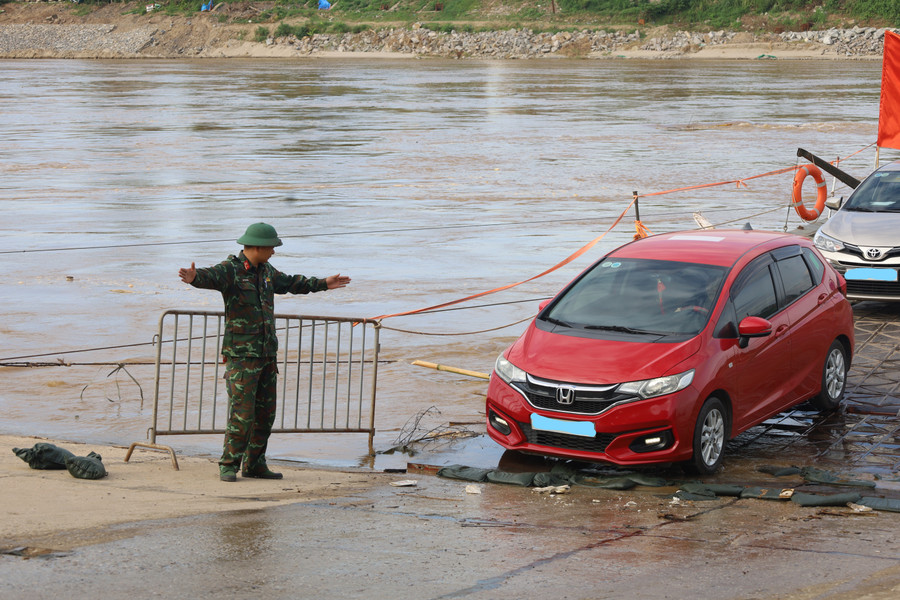 Cầu phao Phong Châu nối nhịp huyết mạch giao thông giữa huyện Tam Nông và Lâm Thao (cũ). 2.jpg