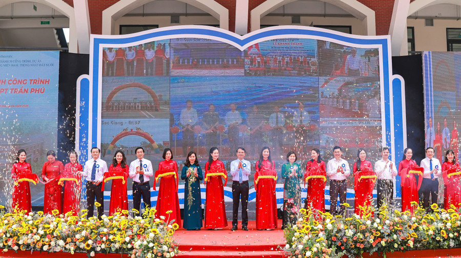Các đại biểu cắt băng khánh thành công trình Trường THPT Trần Phú.