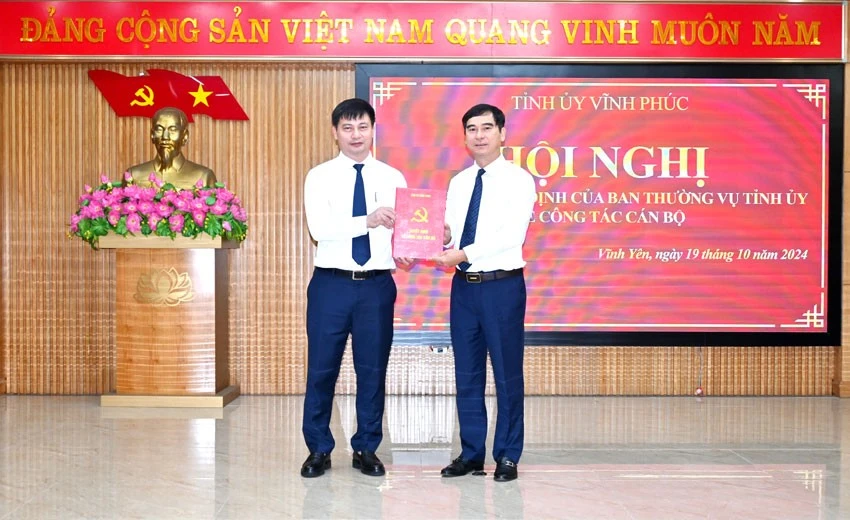 Bí thư Tỉnh ủy Vĩnh Phúc Dương Văn An trao Quyết định cho ông Nguyễn Trung Hải.