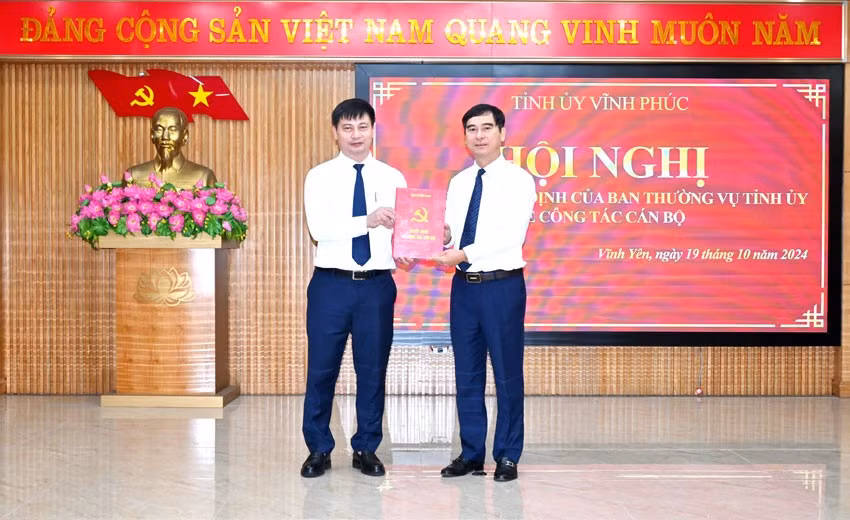 Bí thư Tỉnh ủy Vĩnh Phúc Dương Văn An trao Quyết định cho ông Nguyễn Trung Hải.