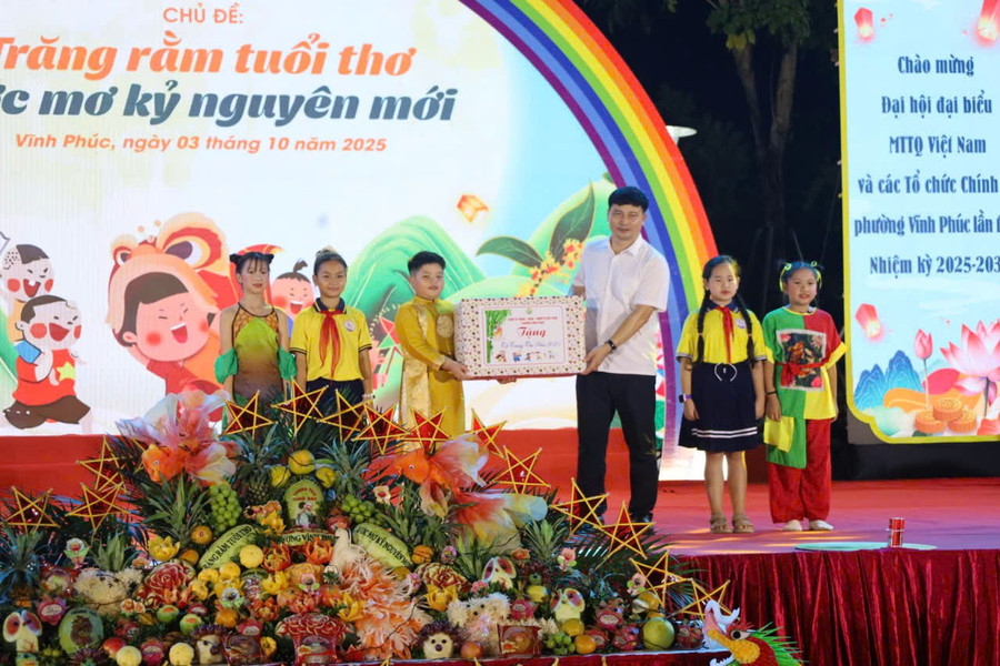 Bí thư phường Vĩnh Phúc tặng quà cho địa diện thiếu niên, nhi đồng phường. tt1.jpg
