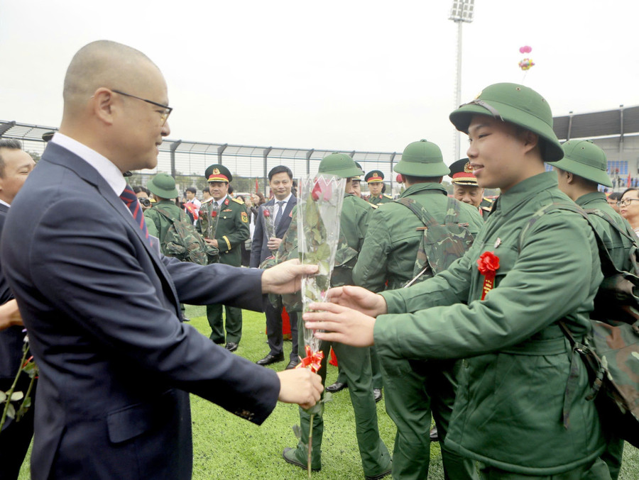 Bí thư Tỉnh ủy Phú Thọ Phạm Đại Dương tặng hoa động viên tân binh lên đường về đơn vị.