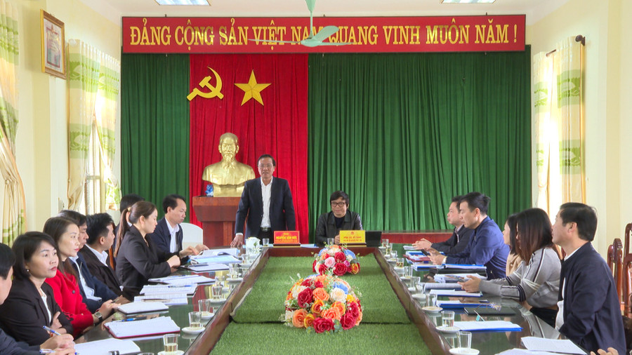 Buổi làm việc của Sở GD & ĐT Phú Thọ về công tác phổ cập giáo dục, xoá mù chữ năm 2024 tại huyện Thanh Thủy (cũ). Ảnh tư liệu di-tung-ngo-2.jpg