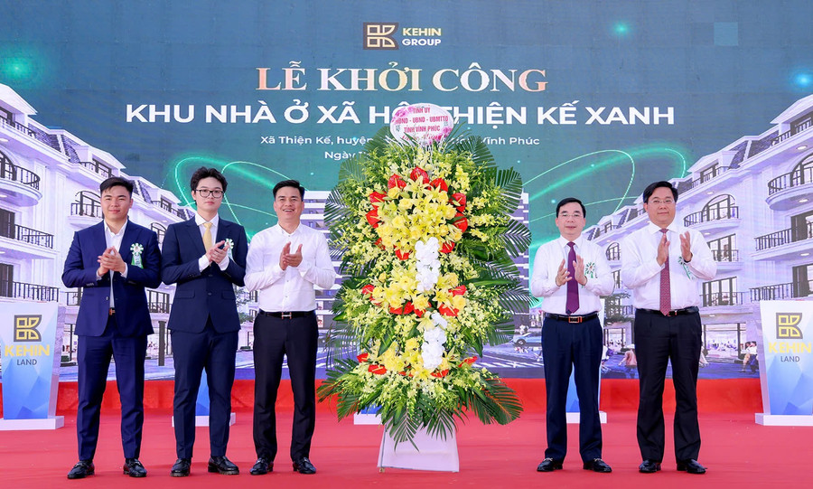 Lãnh đạo tỉnh Vĩnh Phúc tặng hoa chúc mừng. 1000033194.jpg