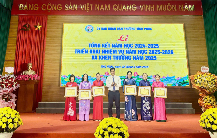 Ông Nguyễn Hoài Nam - Chủ tịch UBND phường Vĩnh Phúc khen thưởng các tập thể, cá nhân có thành tích xuất sắc trong năm học 2024-2025. z6953808534556-44f8be4c350e916241a3e63c2c10ca0e.jpg