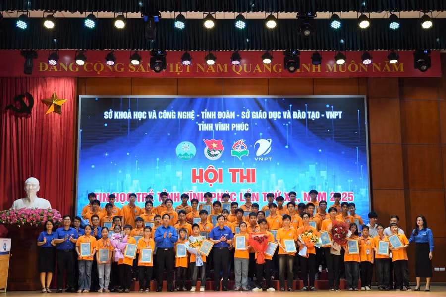 Ban tổ chức chụp ảnh cùng thí sinh đạt giải.