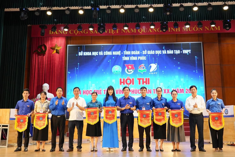 Ban tổ chức trao cờ lưu niệm cho các đơn vị tham gia dự thi. fb-img-1747989784595.jpg