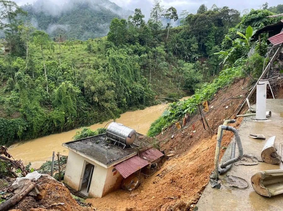 Mưa lớn đêm 22/5, khiến nhà vệ sinh phía sau Trường Phổ thông Dân tộc bán trú Tiểu học và THCS Xuân Lập (huyện Lâm Bình) bị sạt xuống suối. 