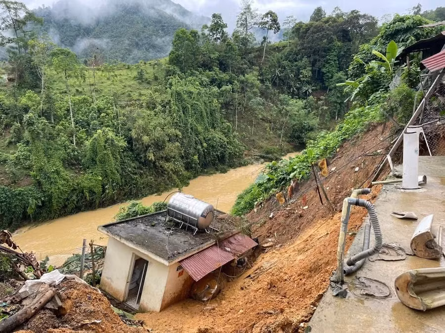 Mưa lớn đêm 22/5, khiến nhà vệ sinh phía sau Trường Phổ thông Dân tộc bán trú Tiểu học và THCS Xuân Lập (huyện Lâm Bình) bị sạt xuống suối. 