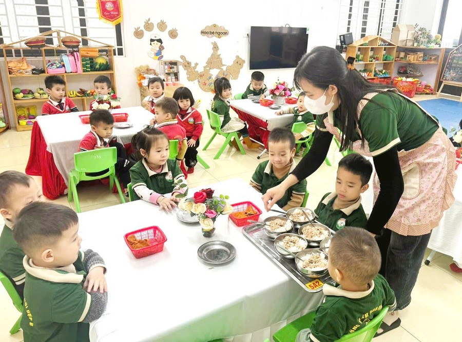 Trường Mầm non Hội Hợp B (phường Vĩnh Yên, Phú Thọ) chuẩn bị bữa ăn trưa cho trẻ.