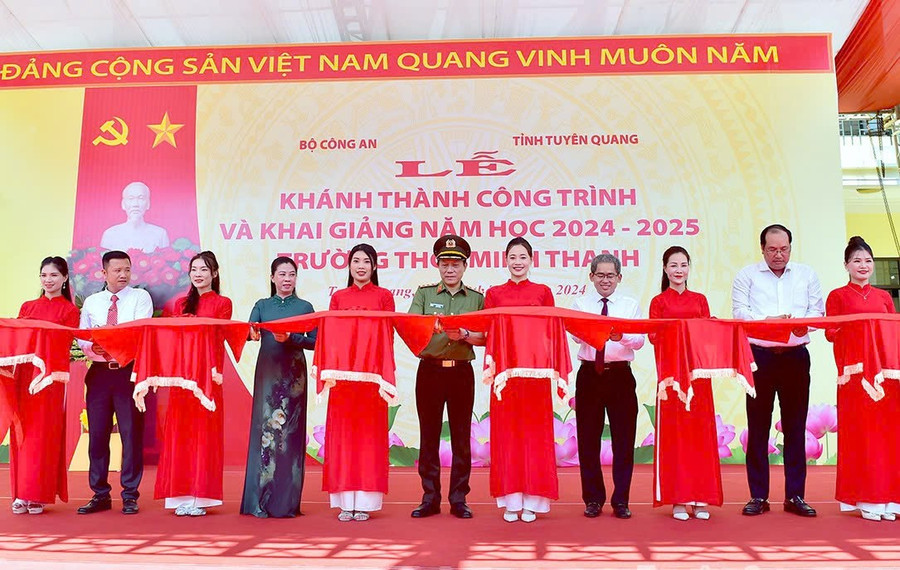 Các đại biểu cắt băng khánh thành công trình Trường THCS Minh Thanh.