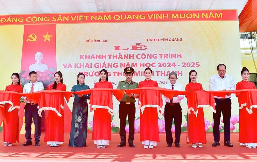 Các đại biểu cắt băng khánh thành công trình Trường THCS Minh Thanh.