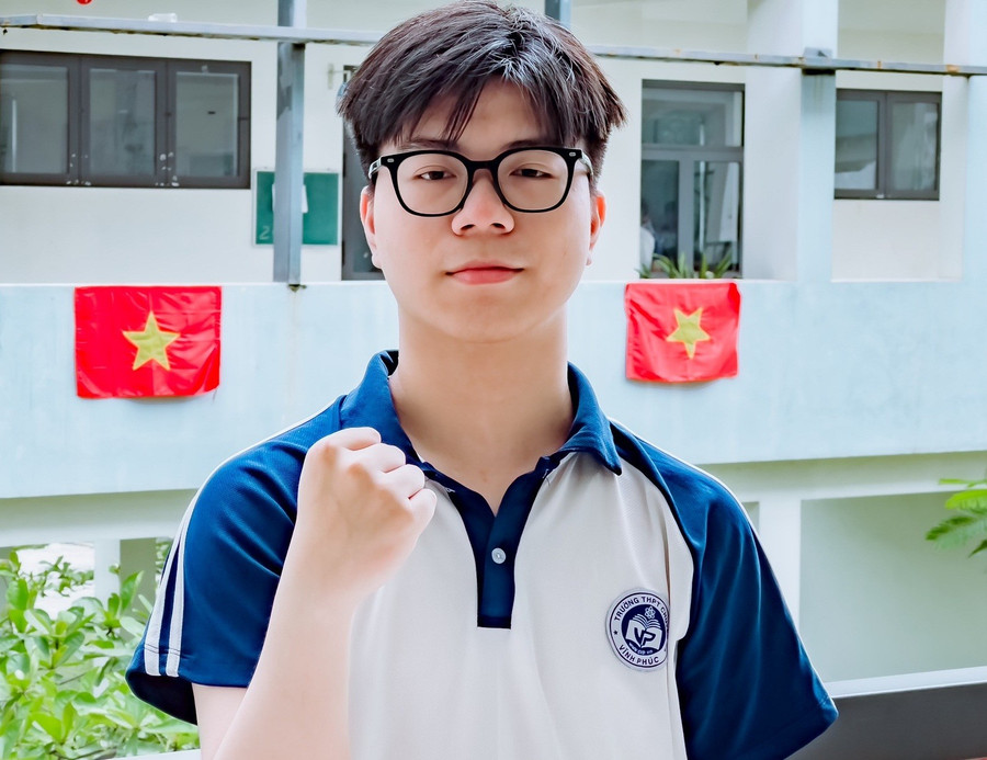Em Trịnh Đức Anh là 1 trong 4 thí sinh được lựa chọn đại diện quốc gia tham dự Olympic Hóa học quốc tế Abu Rayhan Biruni.
