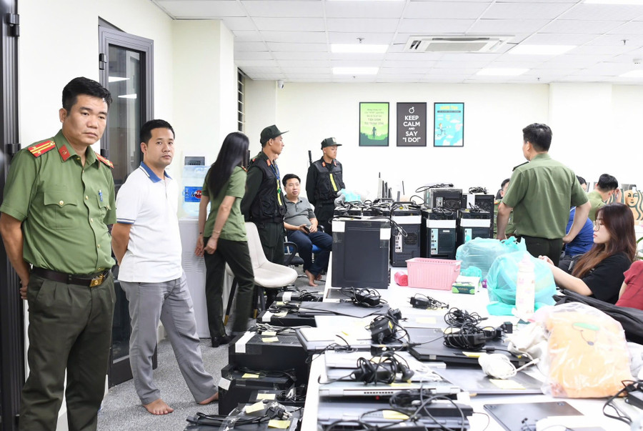 Lực lượng chức năng thu giữ nhiều máy tính, thiết bị để phục vụ điều tra. Ảnh: Công an Phú Thọ