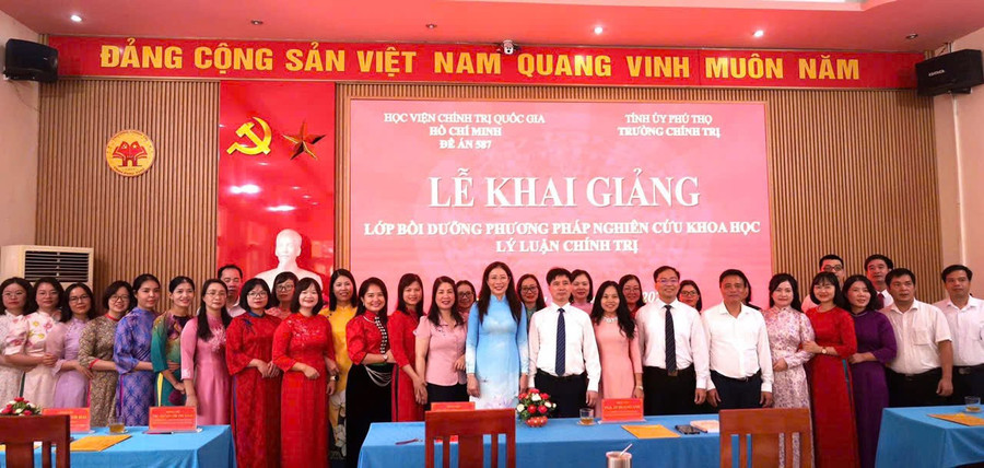 Lãnh đạo Trường Chính trị tỉnh Phú Thọ cùng các giảng viên tại Lễ khai giảng lớp bồi dưỡng phương pháp nghiên cứu khoa học lý luận chính trị.