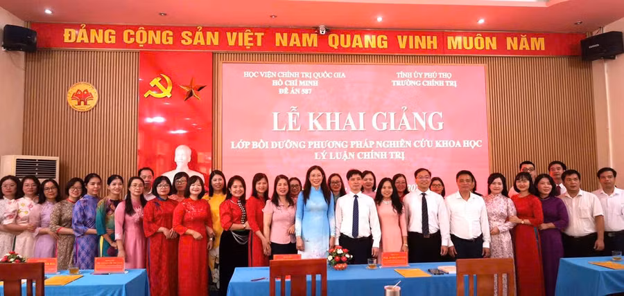 Lãnh đạo Trường Chính trị tỉnh Phú Thọ cùng các giảng viên tại Lễ khai giảng lớp bồi dưỡng phương pháp nghiên cứu khoa học lý luận chính trị.