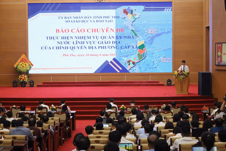 Ông Phùng Quốc Lập, Phó Giám đốc Sở GD&ĐT Phú Thọ trình bày Báo cáo chuyên đề tại Hội nghị Triển khai nhiệm vụ năm học 2025-2026.