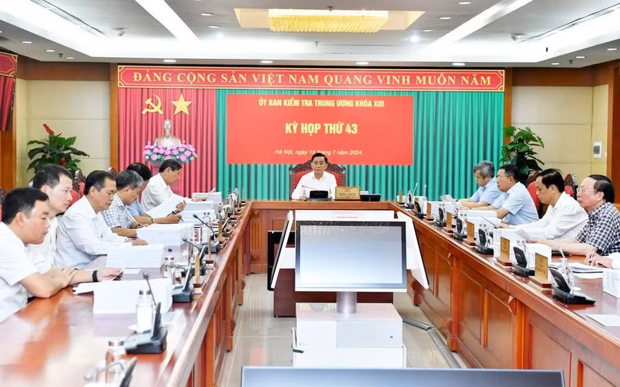 Ông Trần Cẩm Tú, Ủy viên Bộ Chính trị, Bí thư Trung ương Đảng, Chủ nhiệm Ủy ban Kiểm tra Trung ương chủ trì Kỳ họp.