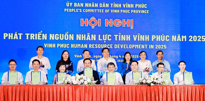 Các đại biểu chứng kiến lễ ký kết Biên bản ghi nhớ, hợp đồng về đào tạo nghề, cung ứng lao động giữa các doanh nghiệp và cơ sở giáo dục nghề nghiệp.