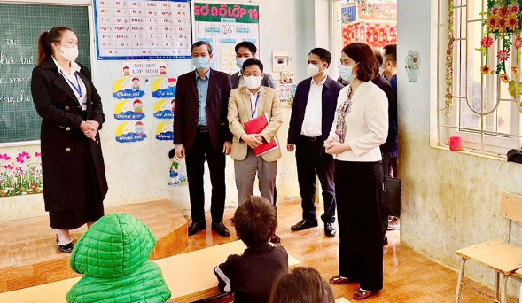 Đoàn công tác kiểm tra việc phòng, chống dịch bệnh sởi tại Trường TH&THCS Hang Kia B, xã Pà Cò.