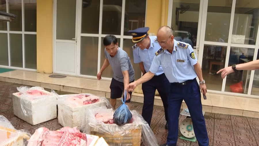 Lực lượng chức năng phát hiện và tạm giữ 450 kg sản phẩm động vật không rõ nguồn gốc xuất xứ.