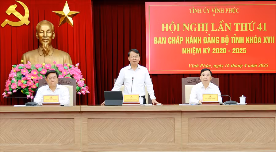 Bí thư Tỉnh ủy Vĩnh Phúc phát biểu tại hội nghị.