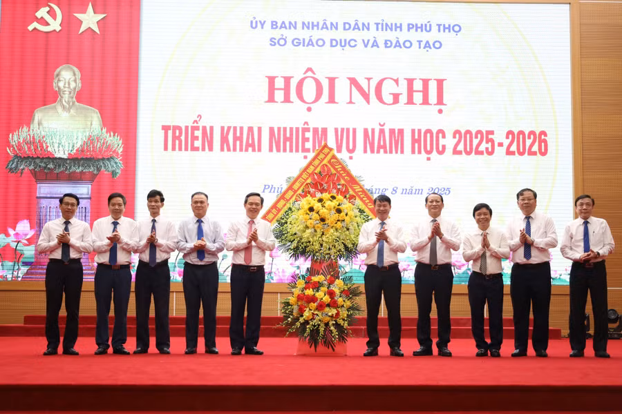 Lãnh đạo tỉnh Phú Thọ tặng hoa chúc mừng ngành Giáo dục.