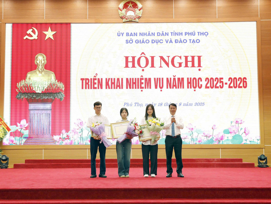 Ông Nguyễn Khắc Hiếu - Phó Chủ tịch UBND tỉnh Phú Thọ trao Bằng khen của Chủ tịch UBND tỉnh cho 3 học sinh có thành tích xuất sắc tại kỳ thi tốt nghiệp THPT 2025. z6919810497300-18361cf6e9ebf29177b251041ead0d11.jpg