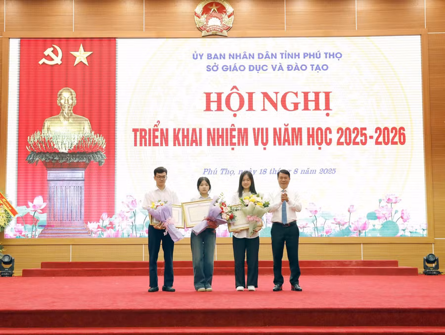 Ông Nguyễn Khắc Hiếu - Phó Chủ tịch UBND tỉnh Phú Thọ trao Bằng khen của Chủ tịch UBND tỉnh cho 3 học sinh có thành tích xuất sắc tại kỳ thi tốt nghiệp THPT 2025.