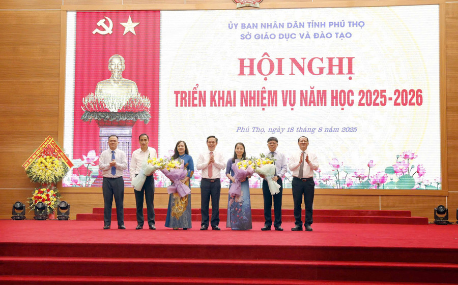Giám đốc Sở GD&ĐT Phú Thọ tặng hoa chia tay các cán bộ lãnh đạo Sở về nghỉ hưu theo chế độ. z6919838762516-81b0564048772c289969e008ccbdce6a.jpg