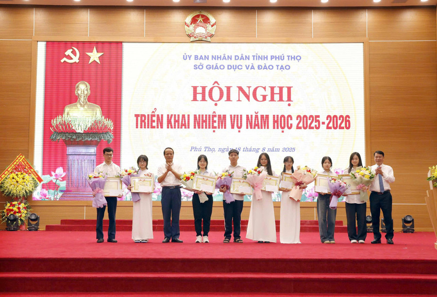Lãnh đạo tỉnh Phú Thọ và đại diện Quỹ học bổng Thấu Đức trao thưởng cho học sinh. z6919810717276-55617891706b8b2c5658688b42358655.jpg