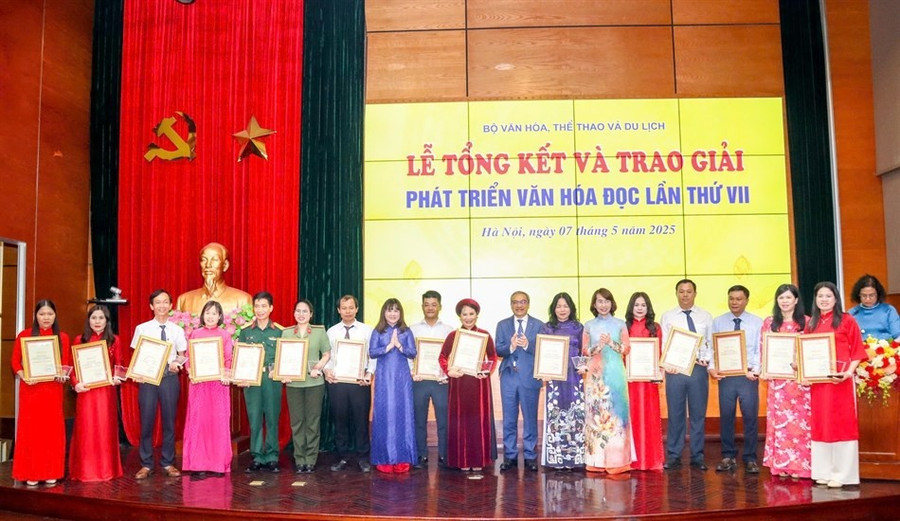Cô Hậu (thứ 4 từ trái qua) nhận giải thưởng Phát triển văn hóa đọc lần thứ VII. cohau2.jpg