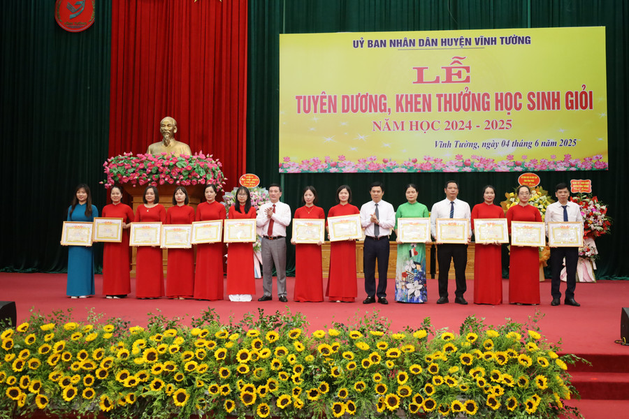 Bí thư, Chủ tịch UBND huyện Vĩnh Tường khen thưởng giáo viên có thành tích xuất sắc. 10.jpg